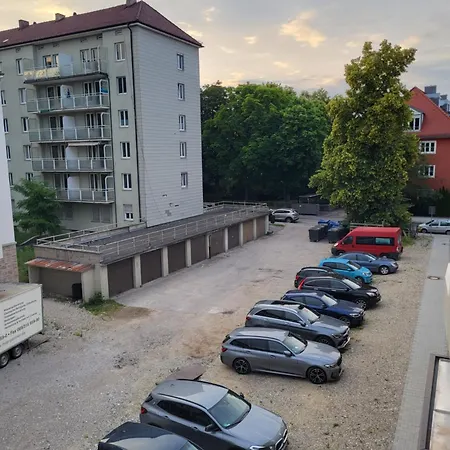 Newsuite-englischen Garten 2 & Privat Parking Appartement München
